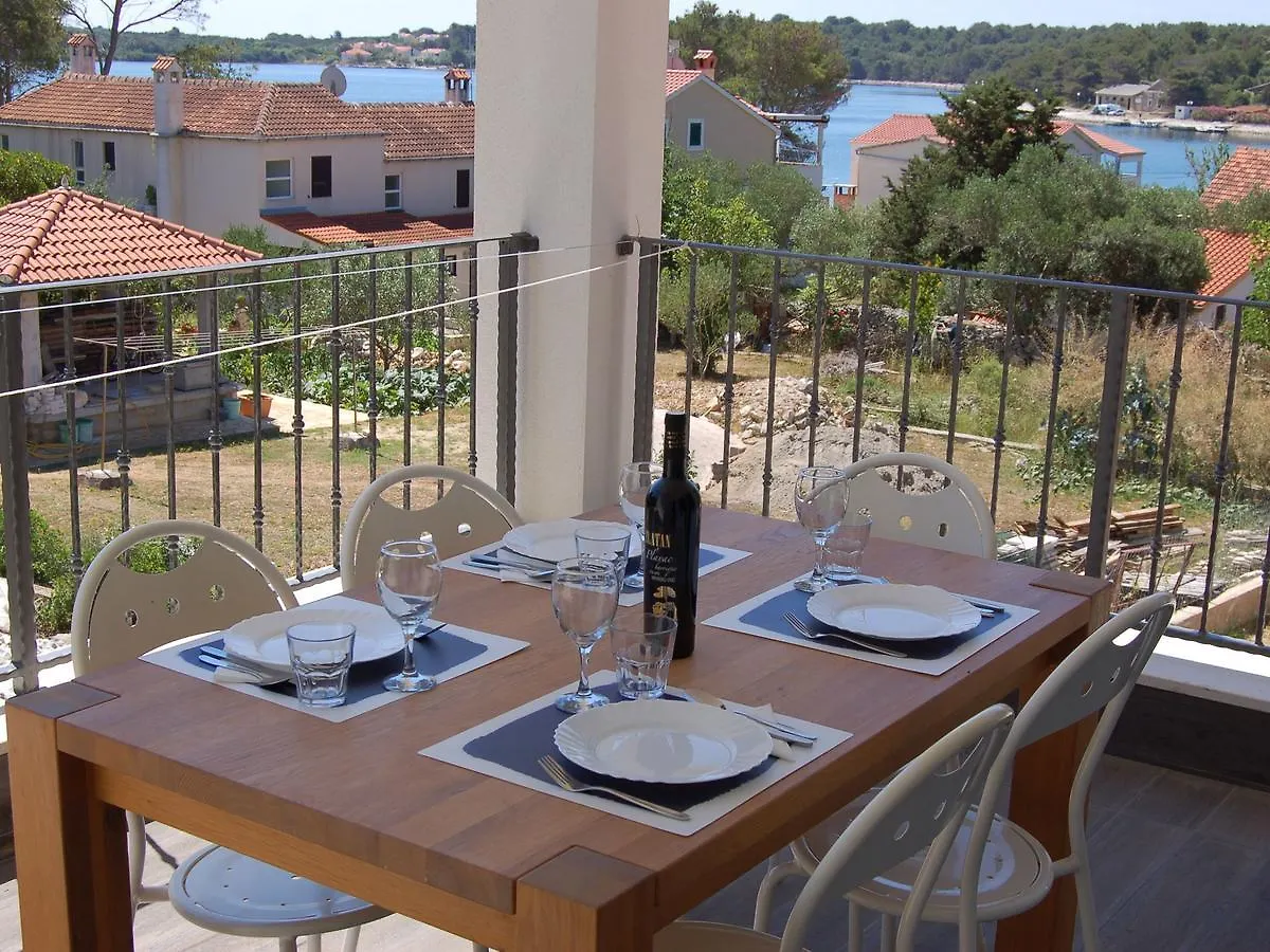 Spacious Apartment In Veli Rat With Courtyard