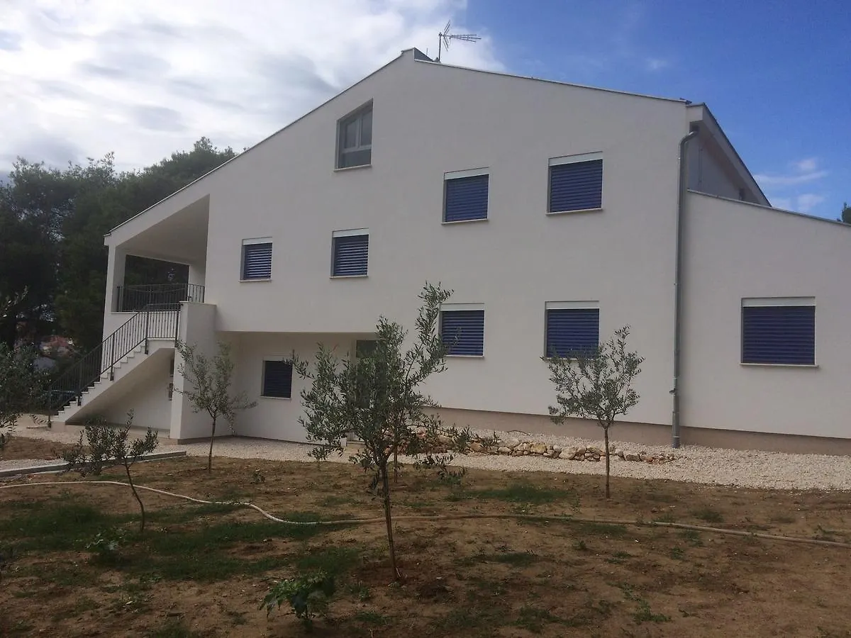 Spacious Apartment In Veli Rat With Courtyard